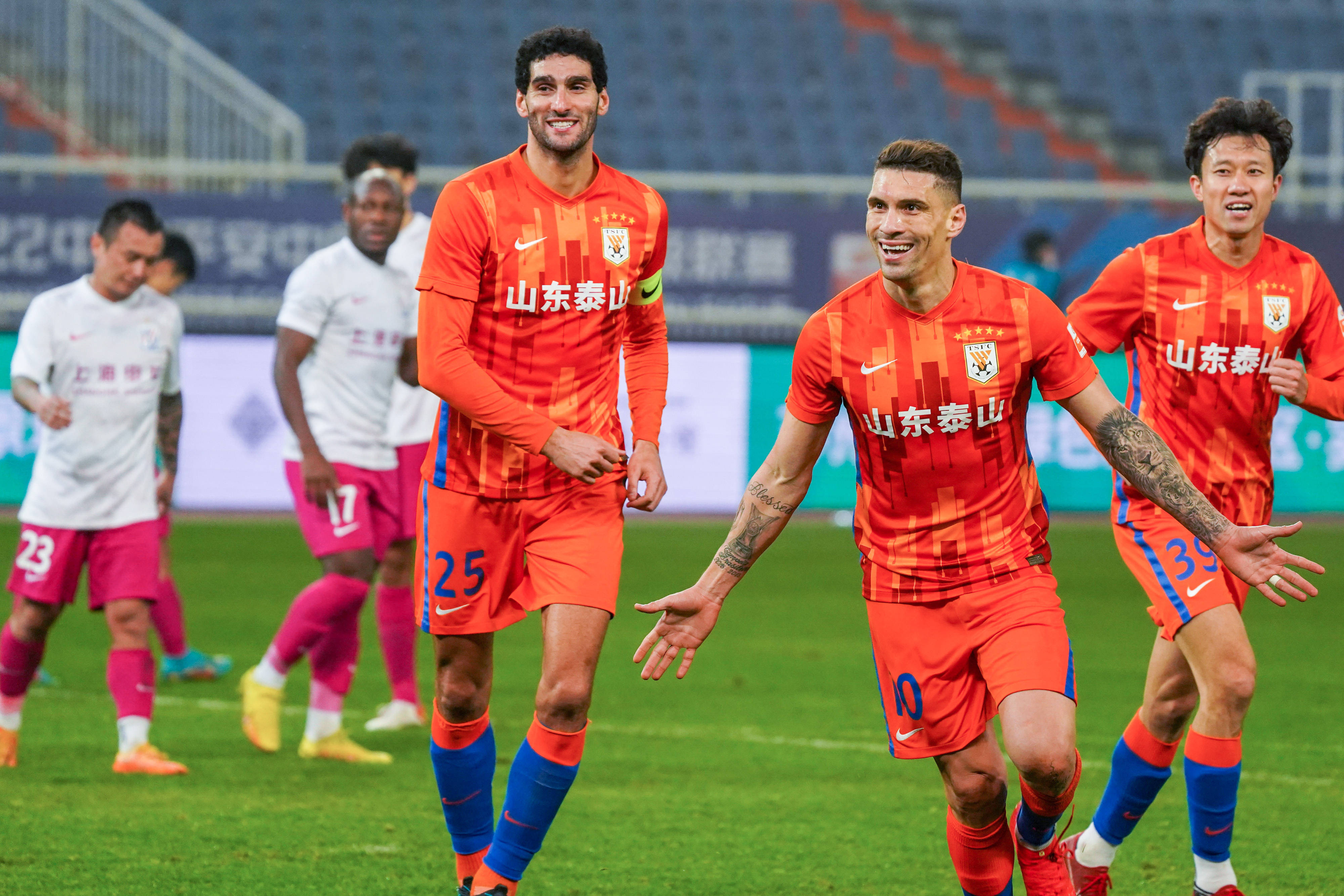 中超赛前再迎强敌；孟菲斯灰熊再遭质疑；主帅态度：话题不断；身体对抗强度拉满的简单介绍